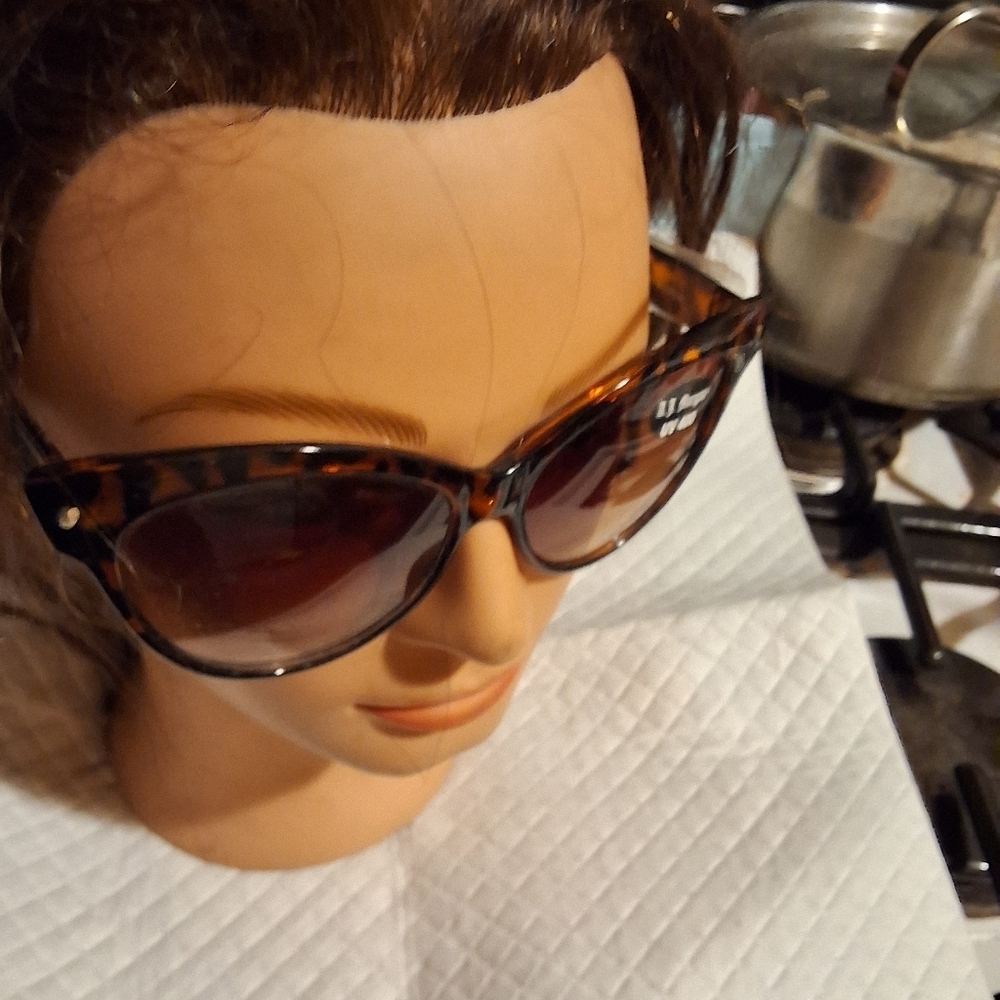 AJ. Morgan Tortoise Shell cat eye sunglasses NWT - Picture 8 of 9